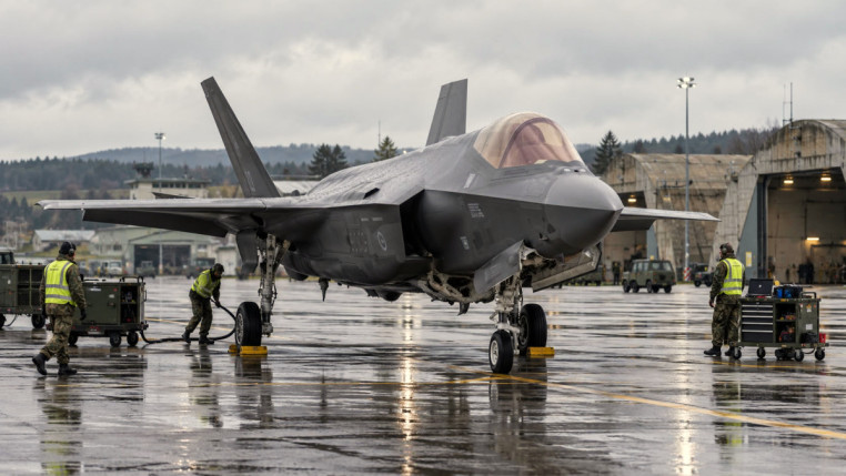 Avion furtif américain : malgré les craintes de dépendance, il domine encore ses concurrents en Europe Avion furtif américain : malgré les craintes de dépendance, il domine encore ses concurrents en Europe