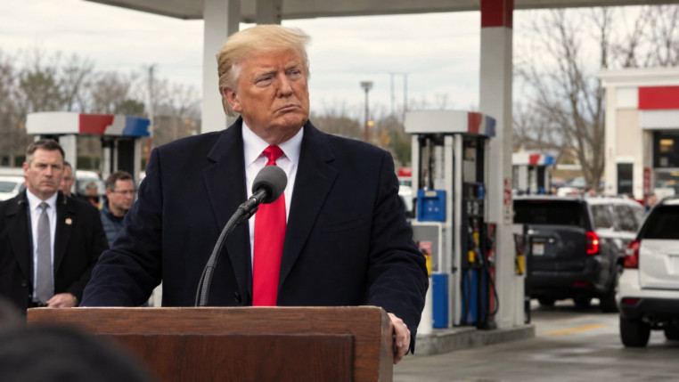 Donald Trump suspend les sanctions contre Moscou pour éviter une hausse à la pompe avant les midterms